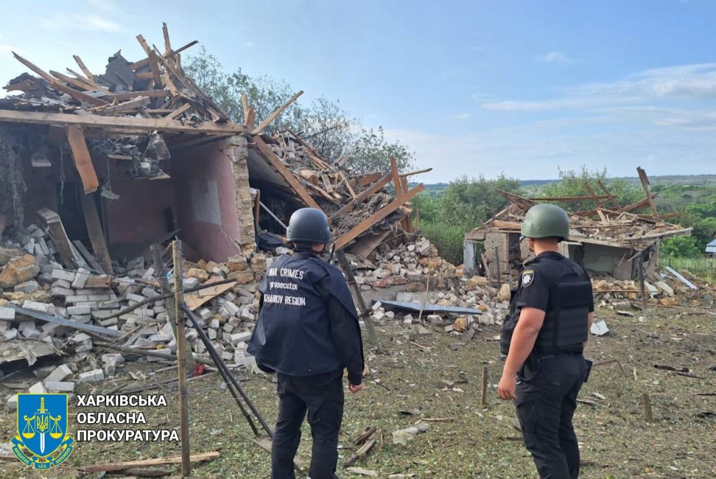 Зруйновані будинки в селі Хатнє Харківської області, 20 червня