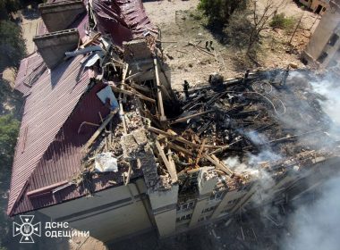 Зруйнована будівля ліцею в Білгород-Дністровському після ракетного удару.