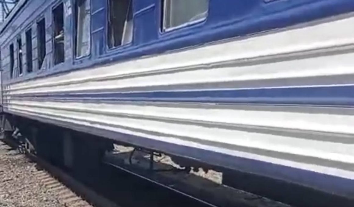 Пошкоджений від обстрілу потяг у Дніпрі