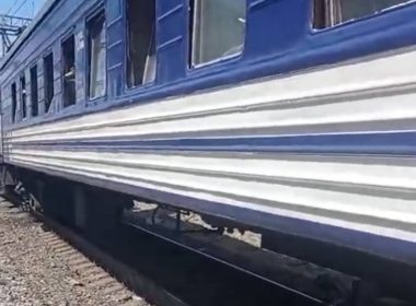 Пошкоджений від обстрілу потяг у Дніпрі