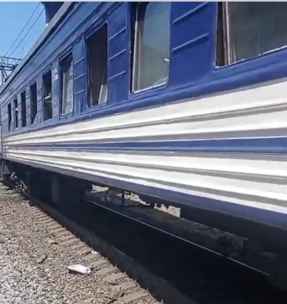 Пошкоджений від обстрілу потяг у Дніпрі