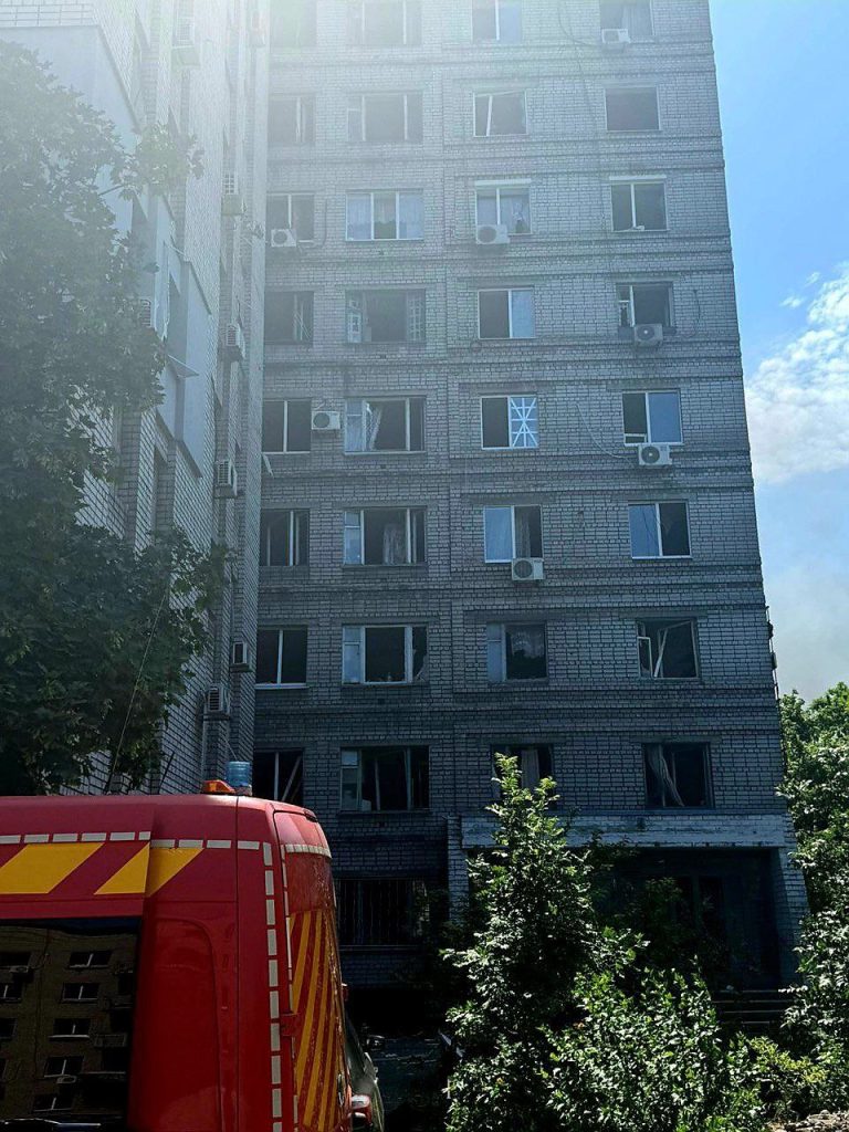 Вибиті вікна в багатоповерхівці у Дніпрі
