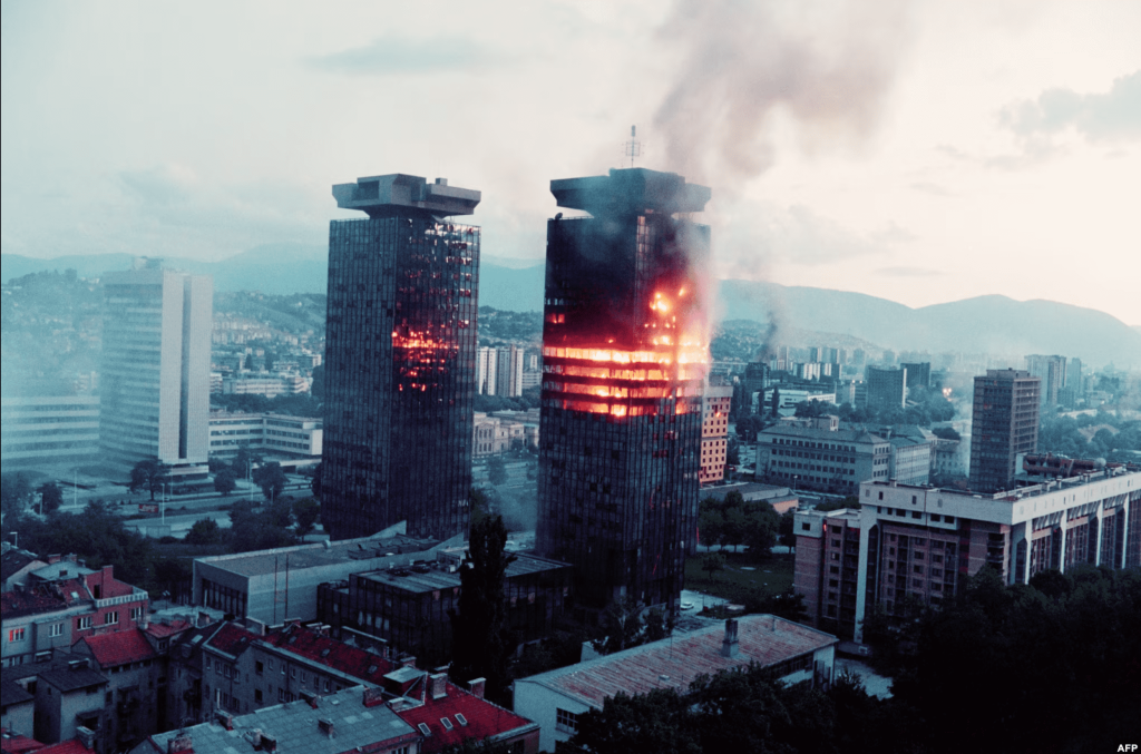 Вежі-близнюки UNIS палають вздовж «Алеї снайперів» у центрі Сараєво. Фото: Radio Free Europe/Radio Liberty