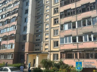 Пошкоджений будинок внаслідок обстрілів у Чугуєві
