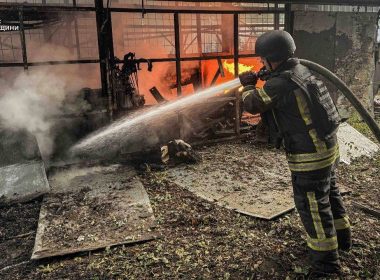 Пожежник гасить вогонь в адмінбудівлі