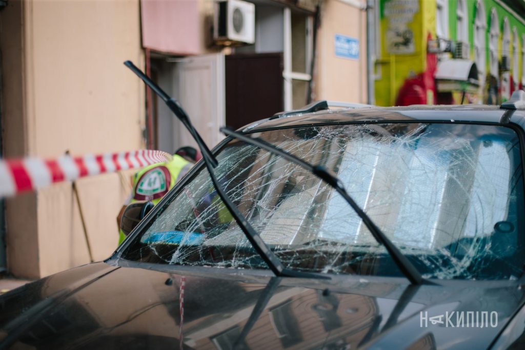 Зруйнована машина після обстрілу Харкова.