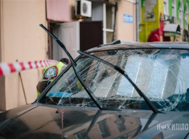 Зруйнована машина після обстрілу Харкова.