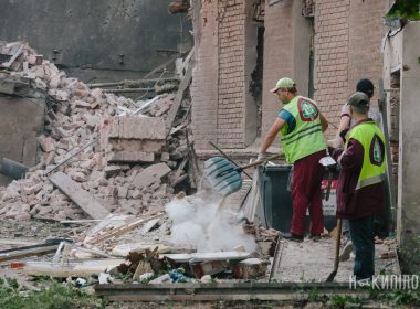 Комунальники прибирають наслідки обстрілу Харкова 11 липня 2025 року.