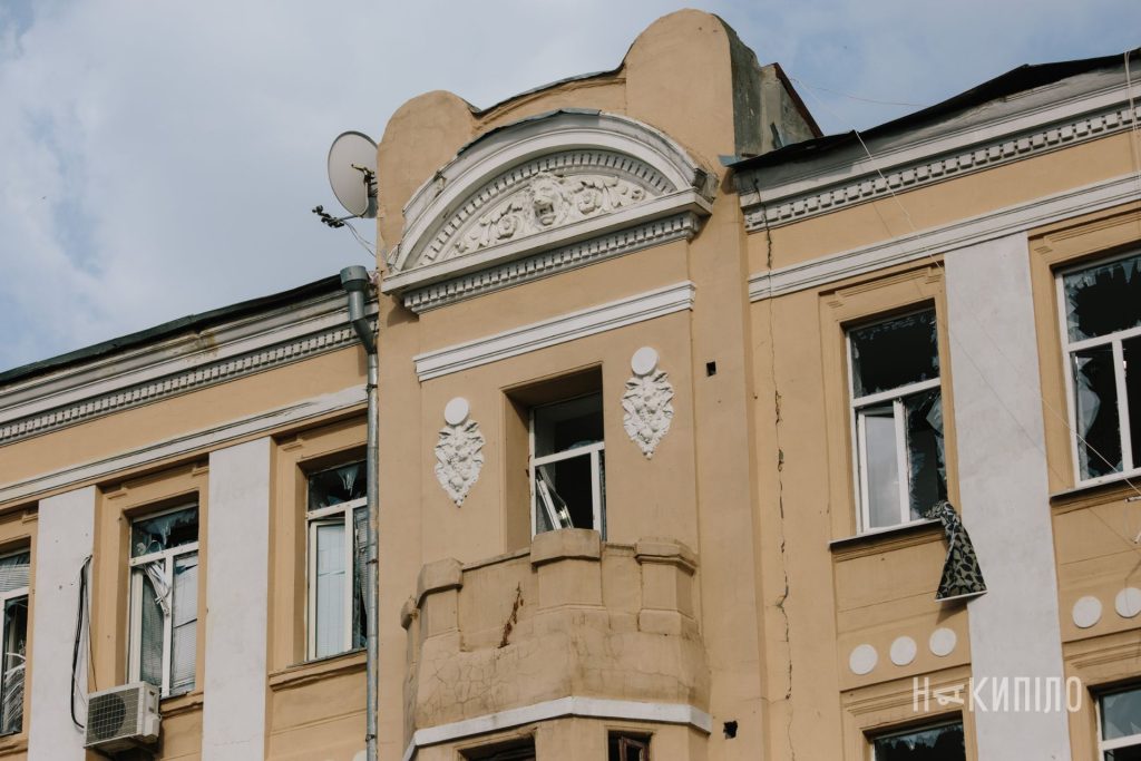 Будівля в центрі Харкові після обстрілу 11 липня 2025.