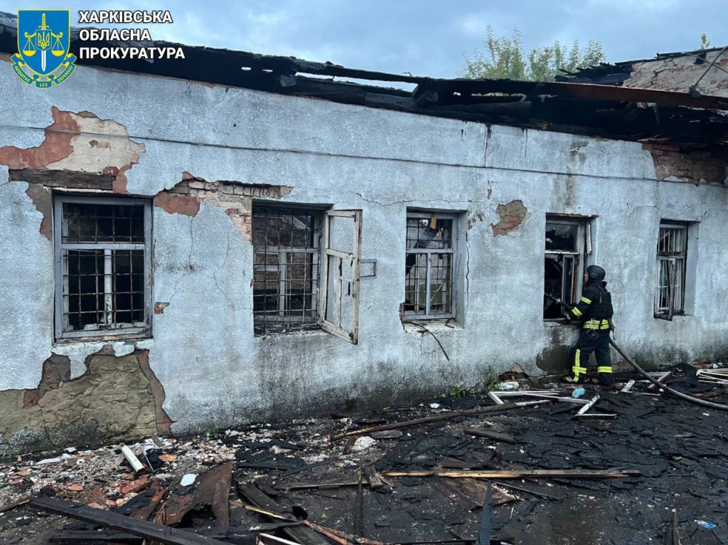 Пошкоджена будівля в Харкові після удару БпЛА