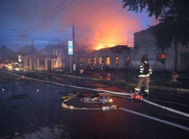 Рятувальники гасять пожежу в Харкові після атаки БпЛА