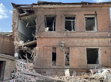Пошкоджена будівля в центрі Харкова