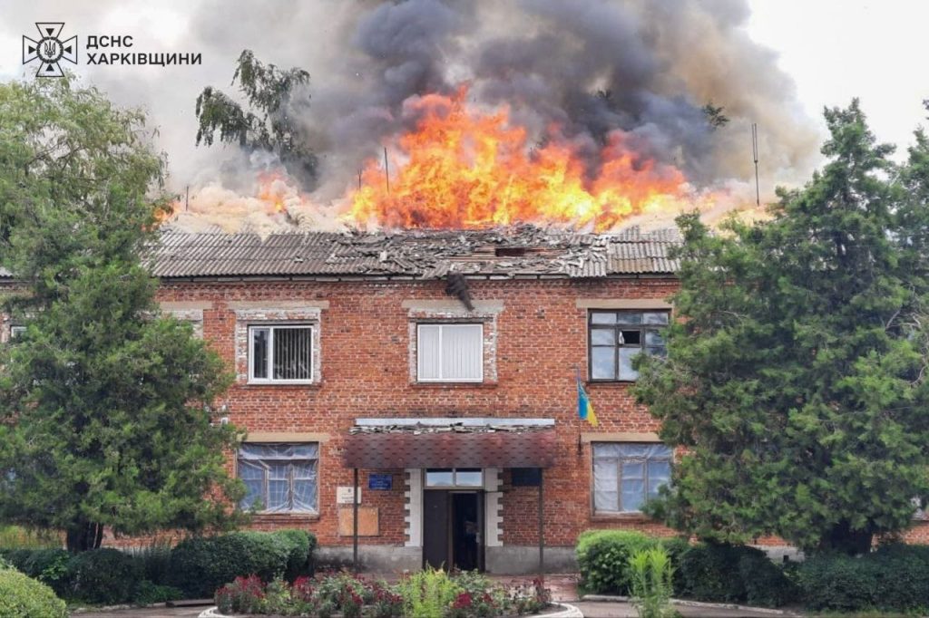 Адмінбудівля, що зайнялася на Харківщині після обстрілу