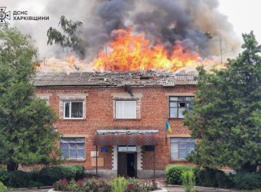 Адмінбудівля, що зайнялася на Харківщині після обстрілу