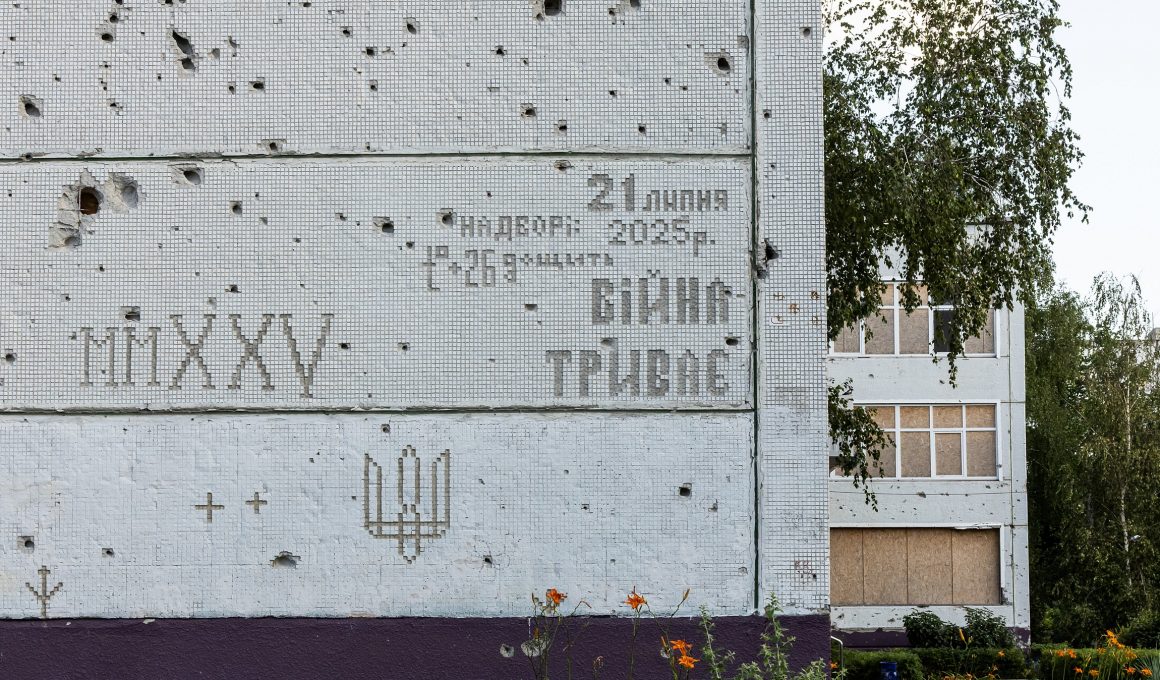 робота Віталія Кохана на фасаді будинку