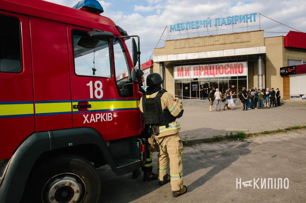 Наслідки влучання БПЛП Молнія в торговий центр Лабиринт Меблів 9 серпня 2025 року