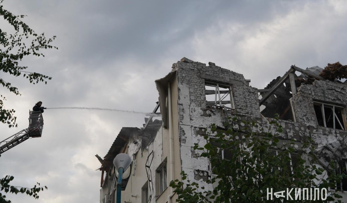 Зруйнована п'ятиповерхівка після обстрілу в Індустріальному районі Харкова.