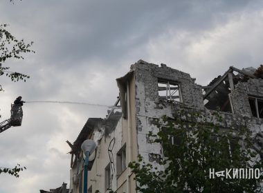 Зруйнована п'ятиповерхівка після обстрілу в Індустріальному районі Харкова.