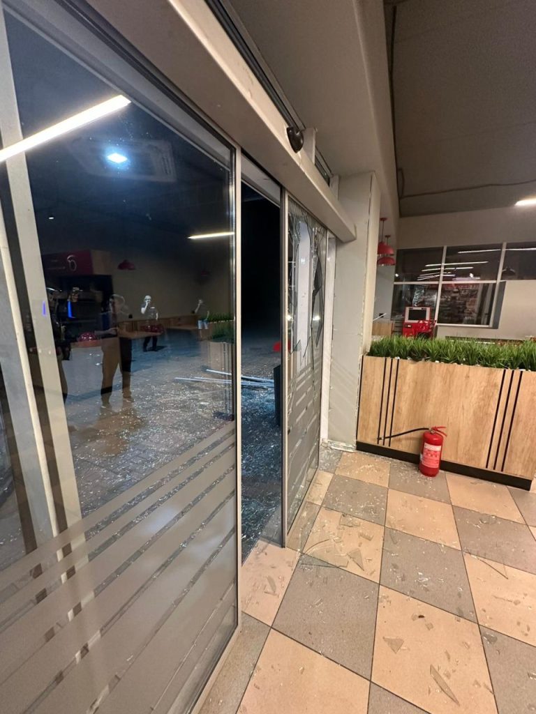 Наслідки удару російського безпілотника по автозаправці у Київському районі Харкова ввечері 5 серпня 2025 року Фото: Департамент надзвичайних ситуацій Харківської міськради