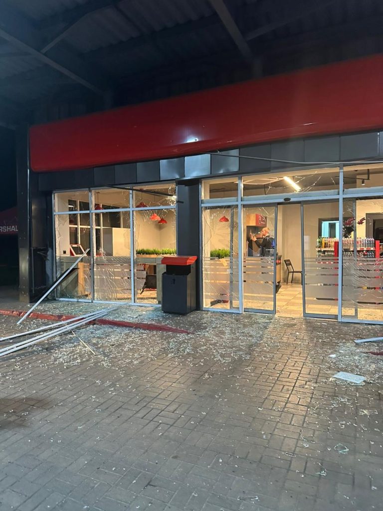 Наслідки удару російського безпілотника по автозаправці у Київському районі Харкова ввечері 5 серпня 2025 року Фото: Департамент надзвичайних ситуацій Харківської міськради