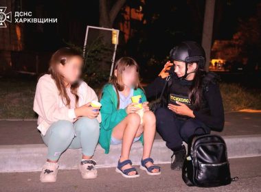 Психолог розмовляє з підлітками після обстрілу Індустріального району Харкова.