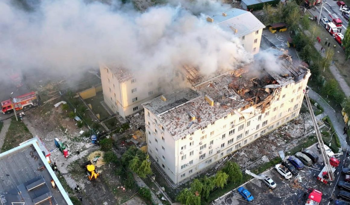 будинок, влучання ракети, пожежа