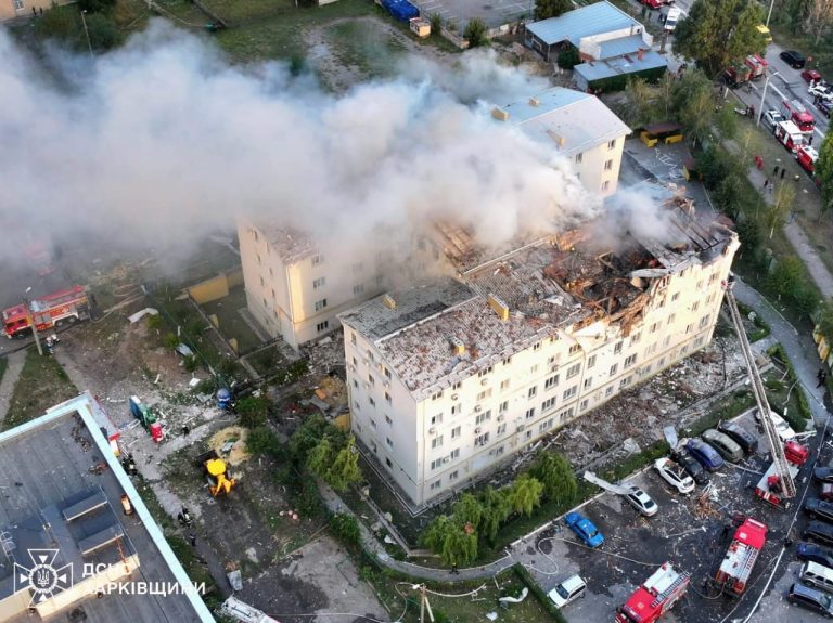 будинок, влучання ракети, пожежа