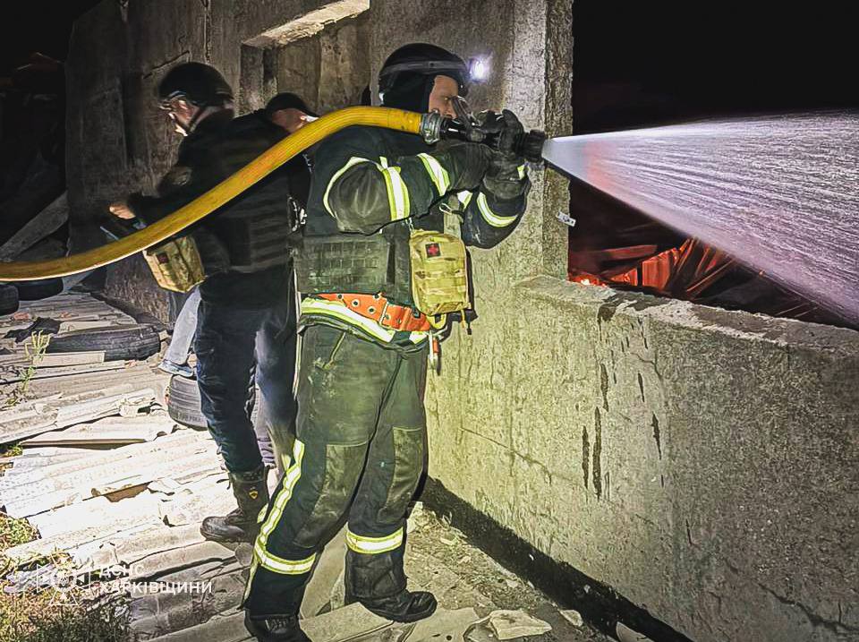 Рятувальники загасили пожежу на агрофермі (ФОТО) Рятувальники загасили пожежу на агрофермі (ФОТО)