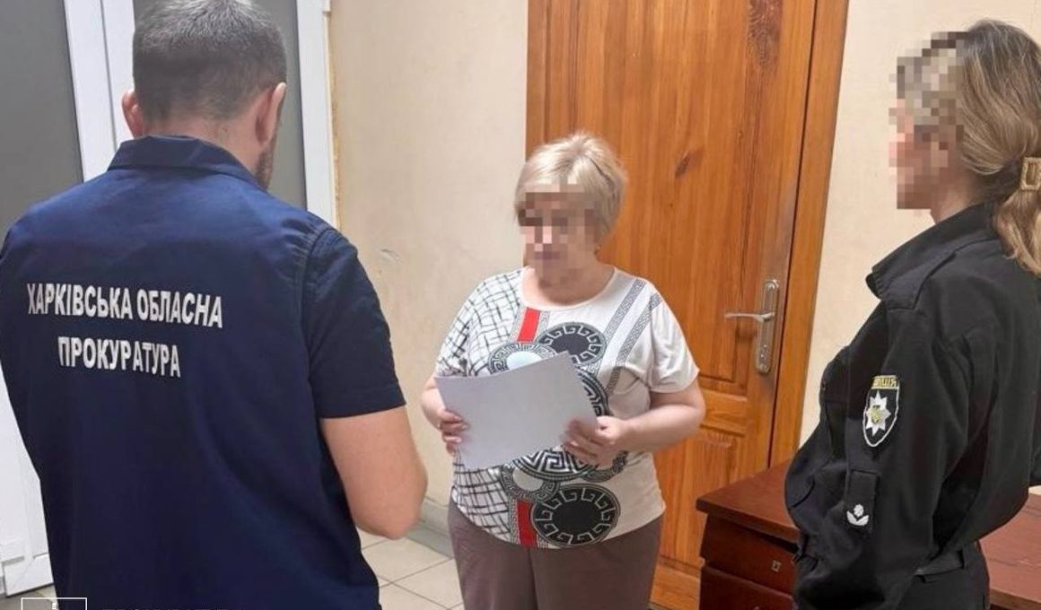 У Харкові затримали 59-річну жінку, яка під час окупації Куп’янська очолювала комунальне підприємство «Комєнерго–Купянск». Фото: Харківська обласна прокуратура