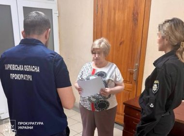 У Харкові затримали 59-річну жінку, яка під час окупації Куп’янська очолювала комунальне підприємство «Комєнерго–Купянск». Фото: Харківська обласна прокуратура