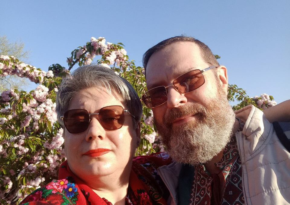 Вона пише, він ілюструє. Творчий тандем Гаель Алехо Грахілья 62 Галина та Олексій Ліпатови вишиванках і традиційних прикрасах фотографуються на фоні квітучої сакури.