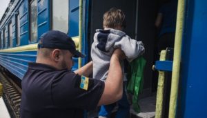 Триває евакуація родин з дітьми у трьох громадах Харківщини