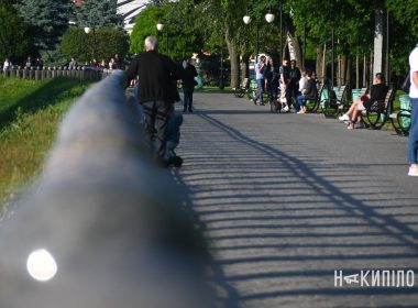 парк шевченко каскад погода пам'ятник кінотеатр україна фонтан озеро сумська вулиця люди парковка дзеркальний струмень храм церква міст харків немо хнатоб опера фото: лептуга ігорпарк шевченко каскад погода пам'ятник кінотеатр україна фонтан озеро сумська вулиця полтавский шлях люди парковка дзеркальний струмень прапор нікольский храм церква міст харків немо набережна річка лодка хнатоб опера, щвидка фото: лептуга ігор