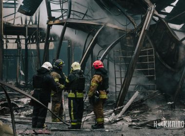 Пожежники ліквідують наслідки обстрілу Харкова