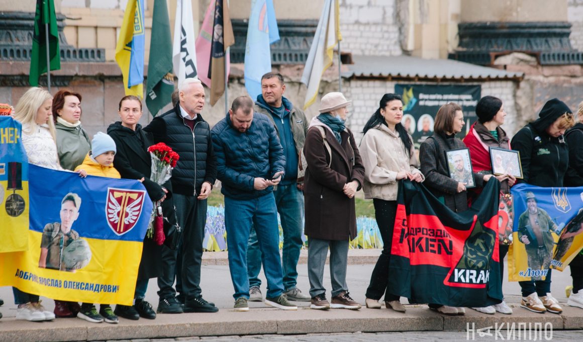 Небайдужі взяли участь у хвилині мовчання «Стою за…» на перехресті Сумської та Свободи.