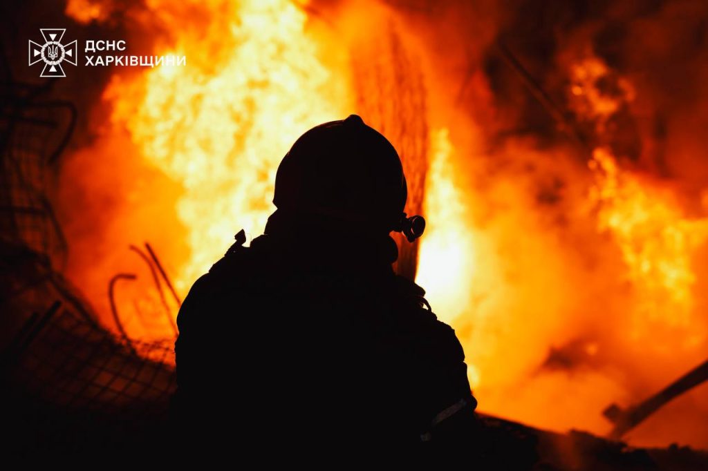 Фото пожежі, які спалахнула після атаки БпЛА на Харків 1