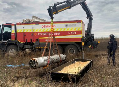На Харківщині у полі знайшли тубус з нерозірваними ракетами