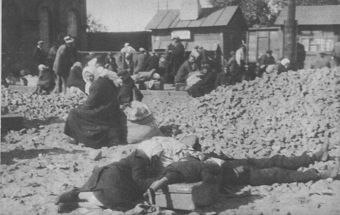 Голодомор 1932–1933: як тоталітарна утопія знищила мільйони українців 2 Голодні селяни майже тиждень чекають на потяг до якогось місця, яке вони собі самі мало уявляють