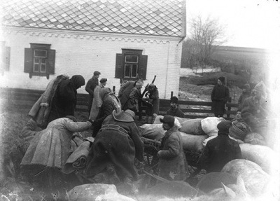 Голодомор 1932–1933: як тоталітарна утопія знищила мільйони українців 4 Розкуркулювання селянина П. Масюка. с. Удачне Донецької області. 1934 р.