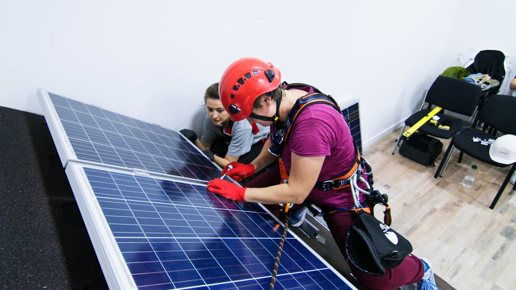 Навчання майбутніх монтувальниць СЕС. Фото: Greenpeace Україна
