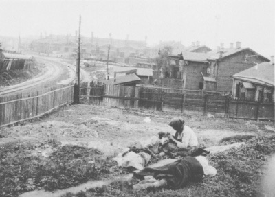 Голодомор 1932–1933: як тоталітарна утопія знищила мільйони українців 8 Жертви голоду. Харківщина, 1933 р. Фото з Колекції Кардинала Теодора Інніцера (Архів Віденської Дієцезії). Фото зробив інж. А. Вінербергер.