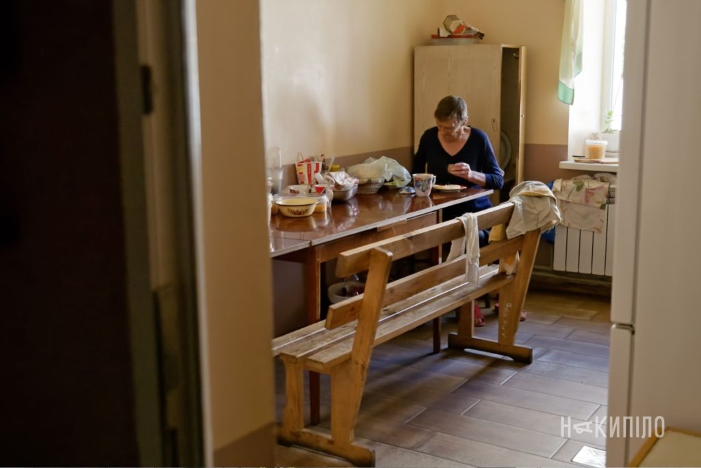 Жінка за столом