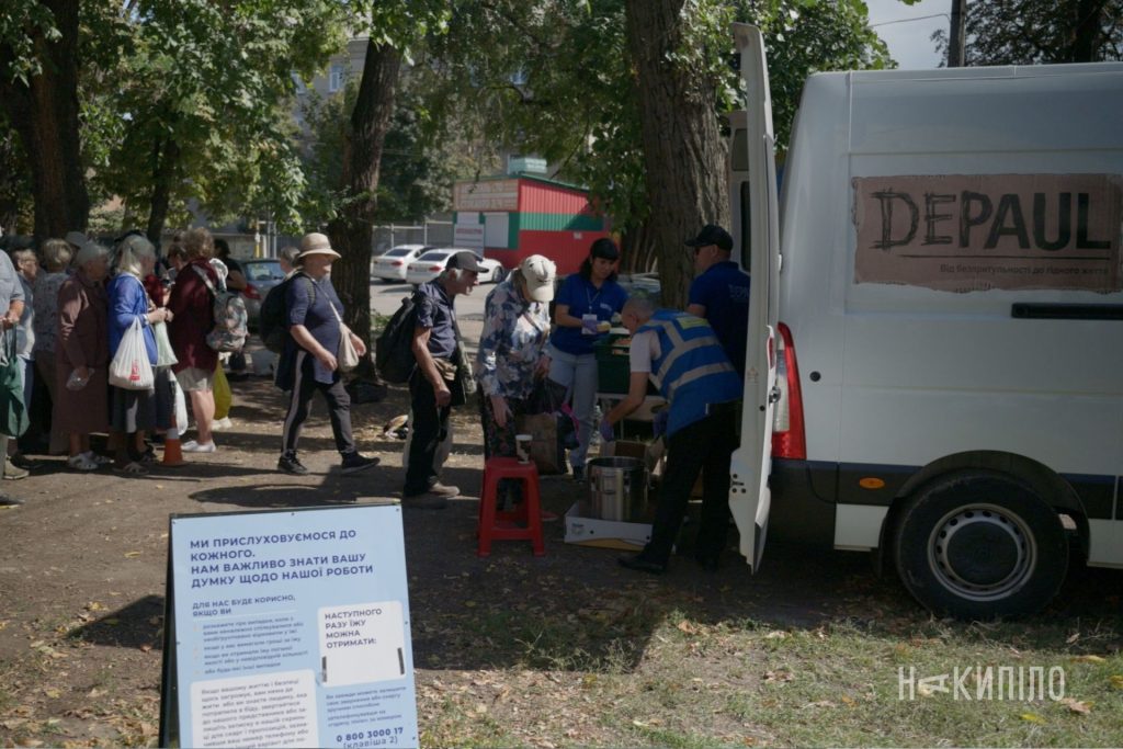 У Харкові людям на вулицях роздають їжу