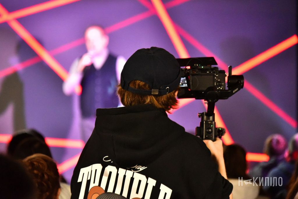 Фільм «Віктор»: як людина з вадами слуху сприймає війну: фотореп 1 фільм «Віктор», глядачі, оператор