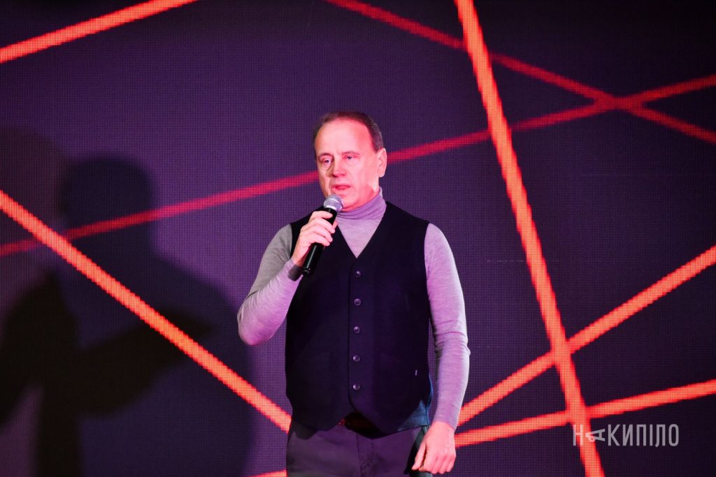 Фільм «Віктор»: як людина з вадами слуху сприймає війну: фотореп 4 фільм «Віктор», чоловік на сцені