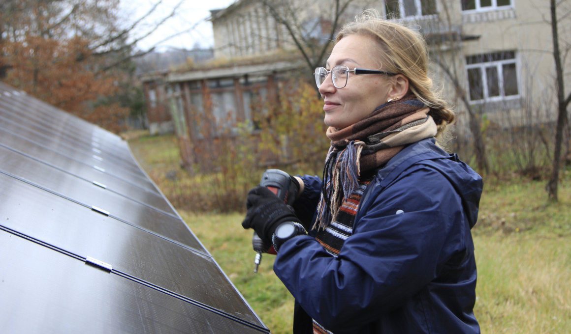 Випускниця курсу «Монтувальниця сонячних електростанцій» Марина Скрипнік. Фото: Greenpeace Україна