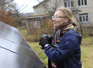 Випускниця курсу «Монтувальниця сонячних електростанцій» Марина Скрипнік. Фото: Greenpeace Україна