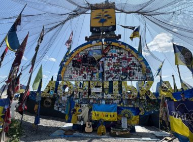 Стелу на в'їзді у Донецьку область з Дніпропетровщини закликають перевезти у безпечне місце