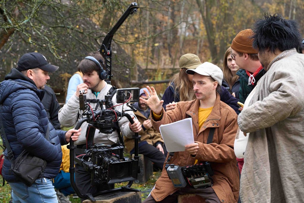 Мюзикл «Жив пес Сірко»: зірки, нові пісні та режисерський дебют Василя Байдака 3 Василь Байдак на зйомках «Жив пес Сірко». MEGOGO