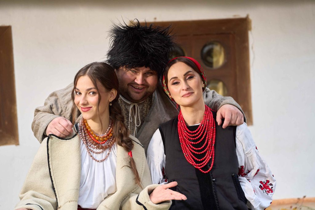 Мюзикл «Жив пес Сірко»: зірки, нові пісні та режисерський дебют Василя Байдака 2 Знімальний процес «Жив пес Сірко». MEGOGO